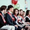 Школьники и школьницы в красивой форме принимают поздравления  — newsvl.ru