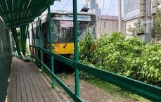 Пассажирский автобус улетел с дороги в центре Хабаровска 