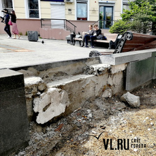 На клумбах владивостокского Арбата снова отвалилась облицовочная плитка 