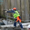 Работники городских служб убирают мелкие камни — newsvl.ru