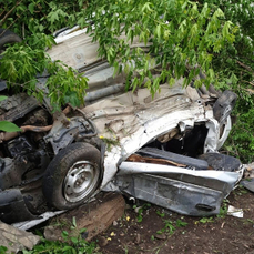 Пьяный водитель на Corolla в Уссурийске врезался в Probox, бордюрный камень и столб, уходя от полицейской погони 