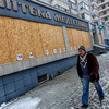 Стеклянные витрины магазинов теперь заколочены, но магазины еще работают — newsvl.ru