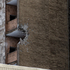 На фасадах зданий и домов видны следы от снарядов — newsvl.ru
