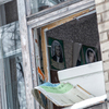 В окнах разбомбленной школы виднеются учебные пособия — newsvl.ru