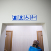 "Бывают, конечно, очереди, но тут хотя бы туалеты есть, детская комната. В некоторых государственных учреждениях и того не найдешь. Тогда люди возмущаются", — рассказывает Надежда  — newsvl.ru