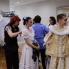Костюмеры помогают танцорам  — newsvl.ru