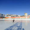 По словам директора стадиона Константина Цыбулина, лед на стадионе не прекращали расчищать даже во время самого снегопада — newsvl.ru