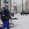 Лопаты, метлы и совки пригодятся, чтобы очистить тротуары от сугробов — newsvl.ru