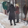 Горожане расчистили ступеньки возле Примсоцбанка — newsvl.ru