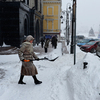 Работники кафе и магазинов своими силами убирают снег — newsvl.ru