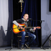 В перерывах между показами фильмов на сцене звучали песни под гитару — newsvl.ru