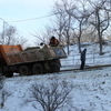 Как только застряла пескоструйная машина на Березовой, 9, сюда в срочном порядке прислали КАМАЗ с ручным пескоструем. Фото очевидца — newsvl.ru