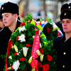 Участники церемонии возложили венки к памятнику и цветы к братской могиле моряков — newsvl.ru