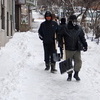 На борьбу с последствием снегопада выходят дворники — newsvl.ru