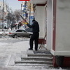 Магазины очищают от наледи вход для посетителей — newsvl.ru