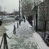 Дворник пытается расчистить тротуар на Пограничной — newsvl.ru