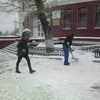 Своими силами расчищают снег на Покровском парке — newsvl.ru