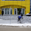 Дворники пытаюся бороться с последствиями снегопада — newsvl.ru