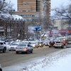 Проезжая часть тоже не особенно чистая — местами лед прямо на дороге  — newsvl.ru