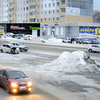 Проезжая часть тоже не особенно чистая — местами лед прямо на дороге — newsvl.ru