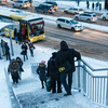 Заснеженные лестницы, ледяные тропки, засыпанные снегом с дорог, делают путь похожим на полосу препятствий — newsvl.ru