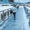 Заснеженные лестницы, ледяные тропки, засыпанные снегом с дорог, делают путь похожим на полосу препятствий — newsvl.ru