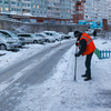 Рабочие убирают снег на лестничных маршах, пешеходных переходах, в скверах и других городских объектах — newsvl.ru