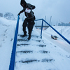 Ледяные лестницы и засыпанные снегом тропинки вместо тротуаров поджидают горожан, спешащих на работу — newsvl.ru