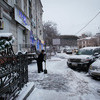 Ледяные лестницы и засыпанные снегом тропинки вместо тротуаров поджидают горожан, спешащих на работу — newsvl.ru