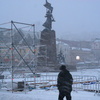 На центральной площади Владивостока продолжают возводить елку — newsvl.ru