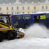 Звенья тракторов и снегоочистителей сметают снег к прибордюрной полосе, а на тротуарах работает малая коммунальная техника — newsvl.ru