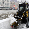 Городские власти сообщают, что снегоуборочная техника заранее вышла на места дислокации и своевременно начала обработку дорог притивогололёдными материалами — newsvl.ru