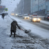 Дворники начали чистить снег — newsvl.ru