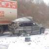 Водитель X-Trail, двигавшийся на высокой скорости со стороны Уссурийска, заметив аварию, попытался затормозить. На скользкой дороге автомобиль занесло и отбросило на объезжавший уже побитые машины Hino — newsvl.ru