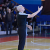 Судья вбрасывает мяч в игру — newsvl.ru