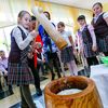 Каждый ученик школы мог самостоятельно попробовать приготовить тесто для традиционного японского блюда — newsvl.ru