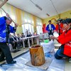 Сразу по окончании концерта пять представителей японского консульства продемонстрировали технологию приготовления традиционных рисовых лепешек — newsvl.ru