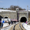 Строго говоря, тоннеля два - четный и нечетный. Пока нечетный реконструировали, поезда ходили только по четному — newsvl.ru