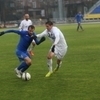Славнов подхватывает мяч в центре поля и уходит от соперника  — newsvl.ru