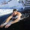 Холод не испугал отважных владивостокцев, которые бойко ныряли в воду — newsvl.ru