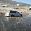 Когда машина оказалась на краю озера, ее передняя часть стремительно ушла под лед — newsvl.ru