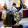 Чтобы согреться, гостей праздника угощали горячим чаем из самовара — newsvl.ru