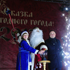 После поздравлений и пожеланий на грядущий год глава города совместно с Дедом Морозом  и Снегурочкой зажгли огни на 28-метровой «Царь-елке» — newsvl.ru