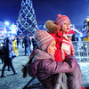 Большая городская елка сразу засветилась яркими красными и золотыми огнями — newsvl.ru