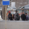 Люди на остановках общественного транспорта в ожидании своей маршрутки — newsvl.ru