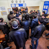 В офисе УФМС в центре Владивостока мигранты из стран ближнего зарубежья вновь стоят в больших очередях в ожидании оформления — newsvl.ru