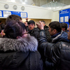 С утра в очереди стояло более ста человек, после полудня число мигрантов уменьшилось примерно до 60 — newsvl.ru