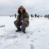 Лед близ острова Русский собрал сегодня несколько десятков рыбаков — newsvl.ru