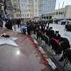 Участники церемонии возлагают цветы — newsvl.ru