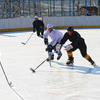 Первая часть игры прошла при ожесточенной борьбе на всех участках ледовой площадки и яростной поддержке болельщиков — newsvl.ru
